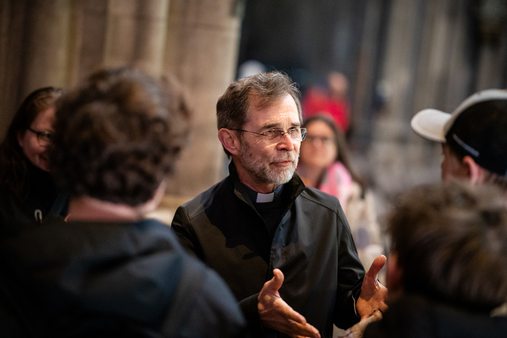 Erzbischof Josef Grünwidl im Gespräch mit Jugendlichen.