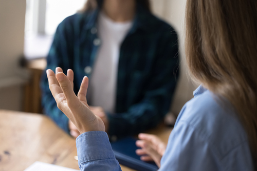 Zwei Frau unterhalten sich