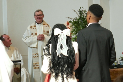 Alves und Joaninha bedanken sich bei P. Thaddäus